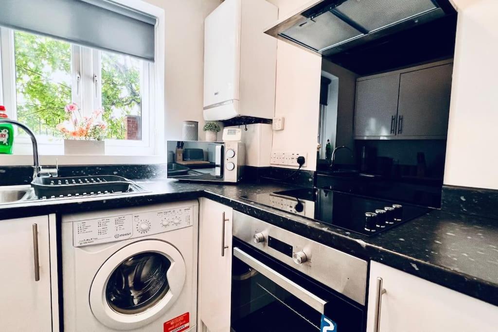 Urban Bliss Stylish Townhouse With Free Parking For A Convenient City Stay Liverpool Exterior foto