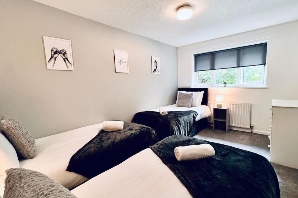 Urban Bliss Stylish Townhouse With Free Parking For A Convenient City Stay Liverpool Exterior foto