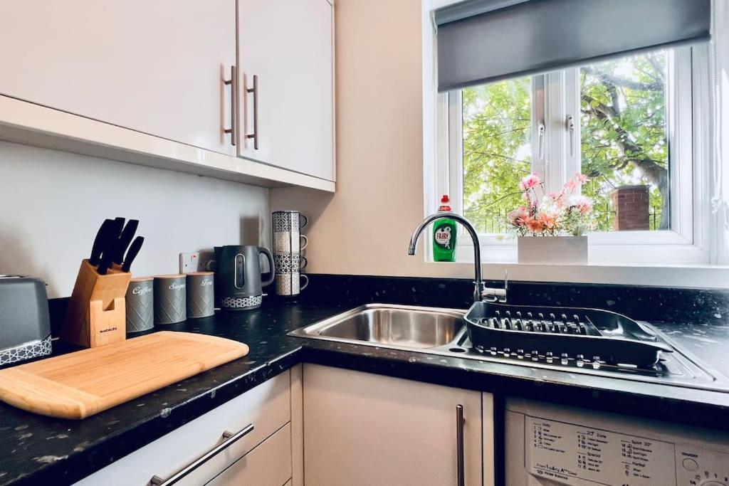 Urban Bliss Stylish Townhouse With Free Parking For A Convenient City Stay Liverpool Exterior foto