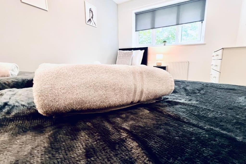 Urban Bliss Stylish Townhouse With Free Parking For A Convenient City Stay Liverpool Exterior foto